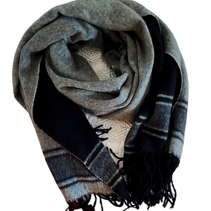 YOSHIE INABA / Gray and Black Scarf with Soft Fabric and Fringe